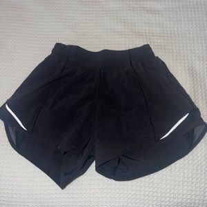 Lululemon Hotty Hot (4 inch) size 2